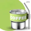 زجاجات المياه 304 فنجان قهوة من الفولاذ المقاوم للصدأ مع غطاء وقش معدني محمول في الهواء الطلق في الهواء الطلق.