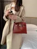 Womens axelväskor Designer Bag 2024 Premium Wine Red Crowd Box Cowhide Mini Handheld Diagonal Straddle