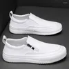 Chaussures décontractées conception pour hommes en cuir d'origine Slip-on Flats chaussures Breatte Boucheur Blanc White Street Style Platform Sneakers Zapatos