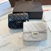 18 cm svart vit lammskinn klassisk mini klaff fyrkantig quiltade axelväskor guld silver kedja crossbody makeup fåfänga utomhus trender lyxdesigner handväskor