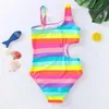 Swimwear Filles en un morceau de maillot de bain coloré STRPES STRPES SUIR BAISON D240424