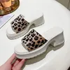 Slippers Summer Fashion Classic Retro Leopard Print zachte dikke hak vierkant dames lederen sandalen plat voor dames dames