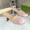 Women Designer Slides Slajd Sandal Sandal w czarnym kryształowym siatce Środkowe obcasy Projekcje domowe Domu płaskiego muła swobodna letnia plaża aa