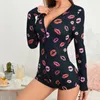 Xingqing Valentines Day Pyjamas för kvinnor Sexiga läppar Skriv ut Deep V Neck -knappen Up Shorts Romper Jumpsuit Loungewear Sleepwear 240423