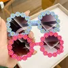 Lunettes de soleil Frames 2023 Nouveaux enfants Lunettes de soleil Girl Mute Flower Edge Decoration Full File Sun Sun Travel Travel Eyewear UV400 OCULOS DE SOL