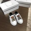 Märke barn sneakers björn klistermärke babyskor storlek 26-35 box skydd spänne band flickor skor svart röd designer pojkar skor 24 april