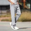 Jeans masculins 2024 Marque d'été droite lâche mince vestiaire simple décontracté léger coton extensible gris clair