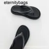 Raden den tjocka solade bekväma sillbenens tofflor sommaren 2023 Kvinnor Rad bär fårskinn utanför Simple Clip Feet Beach Flat Sandals