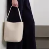 O balde R 100% de couro genuíno sacos de maçaneta feminina bolsas de ombro feminino Tootes de pele de peles Designer Bolsas vintage Bolsas de mamãe da axil.