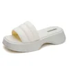 Тапочки купаются круглыми чаевыми для девочек Сандалии летние женщины Стильная обувь белые слайды кроссовки