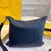 Yeni yüksek kaliteli tasarımcı çanta erkek ve kadın messenger çanta moda crossbody çanta palladyum kaplama metal parçaları presbbiyopi logo büyük kapasiteli inek derisi omuz çantası