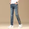 2024 Summer randiga herrar raka ben jeans blå broderad elastisk lös bred benbyxor trendiga märke