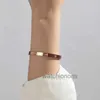 Högkvalitativ lyx Bangle Carter 18K Rose Gold Minimalist Style Armband Kvinnliga Simple Hand Jewelry bleknar inte koreansk version Online Röd personlig tjejfri