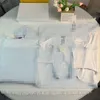 Saco de dormir da moda de bebê, roupas de outono e inverno infantis, macacão de bebê, capa de calor no recém -nascido espessado, novo conjunto de macacões infantis de 5 peças m0002