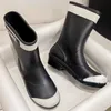 Stivali da pioggia designer Scarpe d'acqua di lunghezza medio 2023 Abbigliamento in modo quadrato Stivali a colori misti con sola spessa quadrata