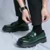 British Style Men Designers Tassel Mocas de couro com patente de patente em sapatos planos ao ar livre sapatos de festa de casamento leves