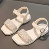 Sandały 2023 Nowe dziewczęta Sandały Rhinestone Sandały Summer Kids Otwarte palce plażowe dla dziewcząt dziecięcych Sandały Mody Buty księżniczki CSH1424 240423