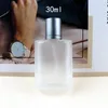 Bouteilles de rangement 30 ml / 50 ml carrés de parfum de verre givré carré de grande capacité Dispensateur cosmétique vide en métal Pompe Pompe Spray