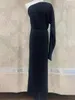 カジュアルドレスミヤケプリーツ2024年の夏の女性ドレスロンドンデザイナーソリッドカラー非対称1つの肩飛ぶ袖の夜