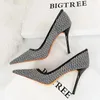 Chaussures habillées Mesh Hollow en dentelle Femmes Pumps Stiletto Talons Fashion High Sexy Party Femelle grande taille 43