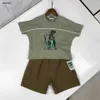 Trechos de bebê de luxo meninos de verão, terno de manga curta, roupas de grife de grife de grife 90-150 cm de camiseta de dinossauros e shorts 24april