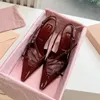 Cielęta skórzane pompki slingbacka metalowe sandały z klamrą 5,5 cm Kitten Obcowanie Slingbacks Women Luksusowy projektant Wskazane palce wieczorowe buty imprezowe