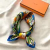 Lente nieuwe klassieke ontwerper sjaals mode Womes dagelijkse slijtage bedrukt sjaal luxemerk charme zijden sjaal headan ontwerp voor dames moeders sjaals maat 50x50cm