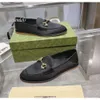 Topkwaliteit platte schoenen vrouwelijke comfortabele en elegante damesschoenen voor vrouwen zijden loafers mocassins kwast metalen gesp