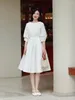 Casual klänningar vit klänning 2024 Feminin stil mild och romantisk bär fransk första kärlek känns liten med midja