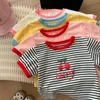 Cherrythemed Kids T -shirt gestreepte topkleurblokkerings kinderen kinderen tot 6 jaar perfect voor zomerbaby mode kleding 240408