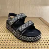 TB Classic Women Sandals Double Tazz Slippers Retro Couleur solide Sole Sole Designer Black White Leather Summer Daily Shoes E2