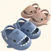 1rme Sandalen Kinder Pantoffeln Hai Flip Flops weicher Sohle Cartoon Slipper Frauen Mann Badezimmer Sandale Eva Nicht-Schlupf-Kinder Schuhe Sandalen Sandalen 240423