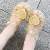 Sandaler Fashion Girl Sandals Summer New Heart Shaped Jelly Kid Shoe Söt case casual Shoe Anti Slip Beach Shoe Girl Shoe Women Sandaler 240423