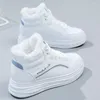 Scarpe casual piccola bianca in inverno del 2024 Sneaker da donna classica di moda velluto autunnale per bambini