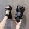 Sandaler Chic och Elegant Woman Heeled Shoes 2024 Summer Luxury Designer Platform Sandaler Girls Rom Casual Black Gladiator Wedge Fashionl2404