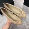 Designer classique Chaussures de bateau à talon plat pour femmes véritables mots de danse en cuir en cuir molle molle confortable décontractés slipt sur la mode femme entraîneurs