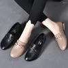 Chaussures décontractées pour les femmes 2024 Métal concis en cuir souple en cuir doux pour femmes Pompes à talons bas sur les mocassins de femmes de bureau