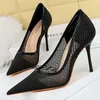 Chaussures habillées Mesh Hollow en dentelle Femmes Pumps Stiletto Talons Fashion High Sexy Party Femelle grande taille 43