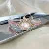 Montre-bracelets de quartz de quartz de couleur de montre féminine avec un ajustement gratuit pour une horloge à la mode et élégante Reloj V133