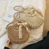 DrawString Summer Semicircle Beach Straw Rattan Shoulder Bucket Crossbody Påsar med kort runda handtag 2024 Ladies Handväskor och plånböcker