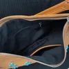 Umhängetaschen Bohemian Slim Half Moon für Frauen Luxusdesigner Handtaschen Geldbeutel 2024 in Faux Wildleder Vintage Nietpearl -Achselhöhle