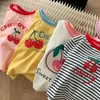 Cherrythemed Kids T -shirt gestreepte topkleurblokkerings kinderen kinderen tot 6 jaar perfect voor zomerbaby mode kleding 240408