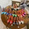 Talón de amina Muaddi con satén para mujer Bowtie Slingbacks puntiagudos apunta a las sandalias de cristal-sunflower Fiesta de lujo Tacón alto para damas y niñas