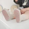Meias -calças 5 pares infantis recém -nascidos meias anti -lislip para meninas e meninos acessórios para crianças fofas meias de piso de desenho animado