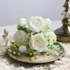 Decoratieve bloemen 32 cm 5 hoofden kunstmatige bessen rozen witte bloem zijden pioen boeket voor bruiloft tuin huisfeest kerstdecoratie