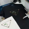 Triangle T-shirt Designer P Top di alta qualità T-shirt di lusso a maniche corte comoda maglietta comoda marca leggero logo di colore setoso uomo e donne indossano