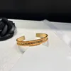 Braccialetti in stile moda con sigillo in acciaio Donne Bracciale di design di lusso Gioielli 18K Gold Acciaio inossidabile Am