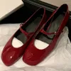 Повседневная обувь дизайн бренд мода Мэри Джейн Патент Кожа Женщины Круглый Ноги пряжка для пояса Zapatos mujer низкие каблуки chaussures femme