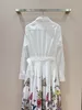 Kvinnoklänning bomull vit laple nacke långärmad blommig tryckt skjorta midi klänning