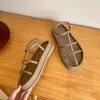 Piattaforma di scarpe casual sandali romani per donne piatti con fibbia cavi 2024 Summer Open Toe Beach